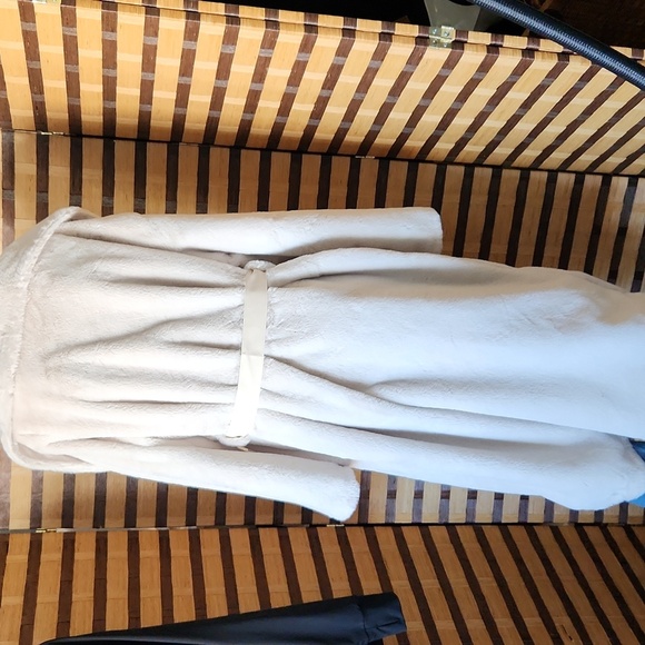 Minky Couture faux fur long coat - Picture 6 of 11